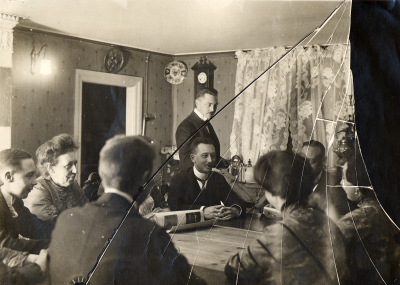 Julafton i Vimmerby omkring 1910-1912. (Sigrid?), Gustaf Adolf, Nanny, Thorsten (Gertrud?), Thor (sittande), Hans Erik, Britas rygg, Otto, Kerstin.