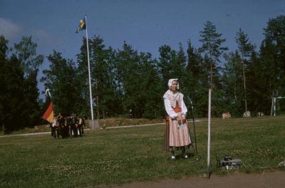 Kvinna i folkdräkt folkdansare från Tyskland 

090506/KG