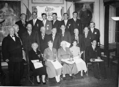 Åbro 100 år. Raden längst upp från vänster 2. Yngve Fröberg   4. Karl Johansson  5. John Billström, utkörare  6. Alvar Svensson.Mellersta raden från vänster  7. Emil Severin f.d. Häradshövding  8. Axel Svensson, utkörare  9. Erik Johansson, utkörare  11. Axel Larsson, utkörare  12. Einar Svensson, Bryggeriarb.  13. Konrad Larsson, Bryggeriarb. 14. Erik Fjellander, Bryggeriarb.  15. Per Dunge Disponent. Sittande från vänster   17. Marta Johansson, Fru  18. Signe Söderberg  19. Margit Sundberg  20. Fritz Sundberg                