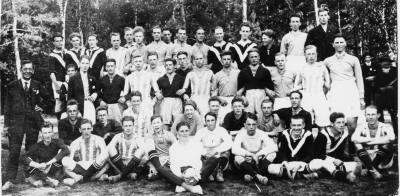 Längst upp från vänster.  6. Valle Jonsson, Vimmerby  7. Nils Perfekt  8. Valter Andersson.    33Nils Ståhl, Fabrikör Vimmerby   Fyrstadsmatcher Vimmerby - Västervik, Hultsfred - Kisa         .