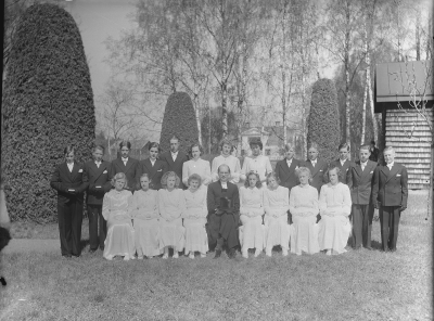 Frödinge kyrka 
Prästgården i bakgrunden