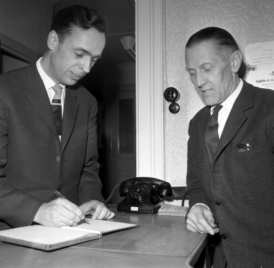 Erik Bond skolöverstyrelsen
Thorvald Eriksson stadsbibliotekarie

Dok.110224/KG