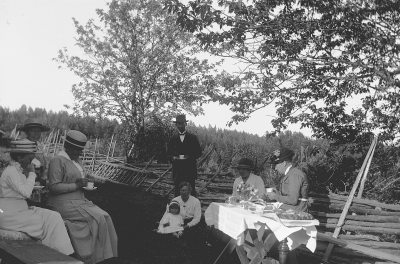 Främmande från stan besöker Grönkullen
Sittande i gräset Elsa Blomberg och Ingrid Forsell. Mannen är chaufför Tungberg ( hade den första och enda taxin ) Beda Forsell sitter längst till höger
Troligen år 1916