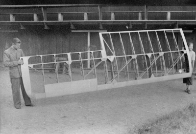 Flygklubbens bygge av glidflygplan. Birger Gustavsson till vänster.   