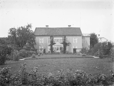 Stångågatan 
" Karlsson bakom "
Revs för att ge plats åt Stadshuset
Östra kv. 19-20 där stadshuset numera ligger. Huset byggdes av apotekare Johan Bergelin 1829. Albin Carlsson köpte gården 1915 och bodde där resten av sitt liv. Företaget hade sitt kontor i huset på bl.a 1960-talet. Karlsson bakom kallades byggnaden i folkmun