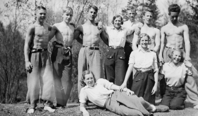 Stående från vänster. 1) Carl-Allan Sand  2) Lage Jacobson 3) Harry Liljeblad  4) Alice Berger  5) Yngve Dahlman  6) Paul Nilsson  7) Ebbe Bäckström ( Polis )  Sittande från vänster: 1)  2) Maja Fransson - Magnusson  3) Ingrid Ericsson.        