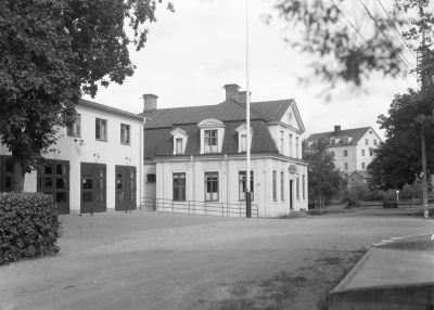 Vimmerby brandstation och polishus
gaveln på lilla huset är skomakaren Karlsson på fatet. Stora huset i bakgrunden inrymde Park Hotell


Dok.070711/RS