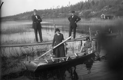 Från vänster Zante Hansson och  Edvin Krönmark?
Flickan med åran Ingeborg Hallberg, Nossen.  Ingrid Hansson?

Dok.090310/SJ