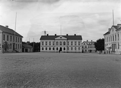 Torget omkring sekelskiftet 
Stadshotellet byggt 1868 
Berggrens  byggt 1902 
Ählström byggt 1838.   
T.E.