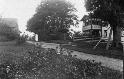 Knabbarp. Till höger Tekla Karlsson-Samuelssons gård.      