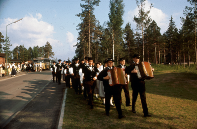 Gästande folkdanslag från ? dragspelare män kvinnor 

090506/KG