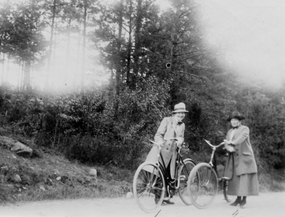 1. Fröken Frida Larsson 2. Fröken Edith Karlsson  Kaffeinnehavare i Vimmerby.   