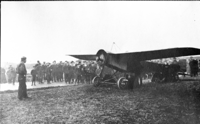 Dahlbeck nödlandade i Vimmerby. Planet är reparerat och motorn provköres. Många Vimmerbybor sitter och håller planet kvar, året är 1912. 
Olle Dahlbeck, farbror till skådespelerskan Eva Dahlbeck. Efter den våghalsiga landningen i  Vimmerby 1912, komponerades en visa "Dahlbecks-visan" som länge levde kvar i Vimmerbybornas minne. Denna visa sjöngs för övrigt av författarinnan Astrid Lindgren i ett sommarprogram i Sveriges Radio P1, år 2003 (?) som ett exempel på visminnen från hennes barndoms Vimmerby.
Dahlbecks plan ramlar ner bakom lagårn på Näs i Vimmerby
“Ja, nog var det rätt bra att vara barn i häståldern. Innan det ännu hade börjar vimla av bilar på vägarna. Och när man knappt hade sett en flygmaskin. “Knappt” sa jag, lägg märke till det! För ensån pjäs hade vi i alla fall sett, den som trillade ner bakom vår lagård en dag i november 1912. En riksbekant flygpionjär var det som kom brakande ner från himlen då. 
Det var Dahlbäck som flyga plär,
han ramlar ner lite här och där, 
det stämde precis, det de så spefullt sjöng om honom. Men att han skulle ramla ner just bakom vår lagård, det var mer än någon unge hade kunnat hoppas på. Min bror och jag kom springande till olycksplatsen första av alla och hörde hans vilda eder och förbannelser, där han satt bredvid sin trasiga maskin. Han var ju på väg till Köpenhamn och Tyskland, Dahlbäck, och trivdes inte alls bakom vår lagård. Men å, vad lyckliga vi var att ha honom där och med vilket rysande välbehag vi hörde hur han svor!”
Ur: Astrid Lindgren, Samuel August från Sevedstorp och Hanna i Hult.
Bryggeridisponenten Otto-Emil Neumüller hade 1911 köpt ett flygplan, "Nyrop-Blériot nr 3" med en 50 hk Gnôme-motor, byggd av ingenjören Hjalmar Nyrop tillsammans med dennes bror på Nyrops Båt- och Aeroplansvarv i Landskrona. Maskinen var konstruerad efter en engelsk modifiering av Blériot XI som kallades "Big Bat" och var varvets tredje flygplansbygge (Nyrop 3). Planet var tvåsitsigt och stolarna var placerade bredvid varandra. I Sverige fick det namnet "Aeroplanet nr 1" eller "Kiddy". Neumüller skänkte flygplanet till Sjöförsvaret "för spaning till sjöss". Neumüllers gåva av "Aeroplanet nr 1" kom att kallas för "Bryggarkärran". Maskinen överlämnades till marinen i december månad och blev därmed svenska försvarets första flygplan. Den 3 februari 1912 flög Olle Dahlbeck för första gången i militär regi med detta flygplan. Starten skedde från Värtans is vid ön Stora Skraggen. 
Planet finns nu i Tekniska Museet i Stockholm
