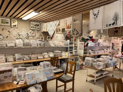 Bladhs eftr AB flyttade från Sevedegatan i Vimmerby till Oskarhamnsvägen i Tuna sommaren 2024. Innehavarna Dorothee Andersson och Evert Johansson tog över butiken 1992-93, då i lokalerna på andra sidan gatan. Flytt till lokalen man lämnade 2024 skedde 2002. 
Bilderna är tagna våren 2024 när viss nedplockning startat.