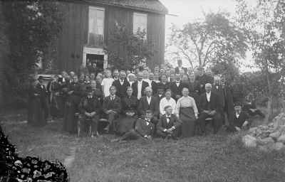 Bondkalas i Frödinge socken. 1. Karl-Johan Svensson, Solhult, Karl-August och *Ester Karlsson, makar, Solhult, 4. Anton Karlsson, Tyrtorp.
