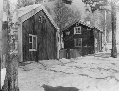 Gästgivarehagen omkring 1950.  
Huset till vänster är Östra Tullstugan och till höger är Klockaregården.Klockaregården förstördes av brand 2005.