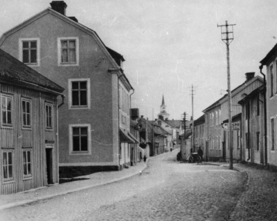 Det höga 3 vån.huset till vänster byggdes av Axel Ståhl 1912. Möbelaffär i bottenvåningen och bostad på andra våningen.Möbelfabriken byggde han på föräldrarnas gård på Storgatan 13. Start 1902.