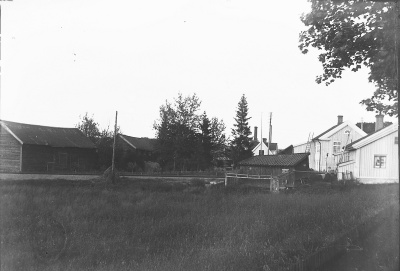 Västra Tullen bakgårdar österut, Warmbadhusets skorsten i bakgrunden, Järnvägen Linköping - Kalmar  ( färdig 1902 ) i bildens mitt
Till höger Västra Tullstugan där sedan banvaktaren bodde ( Andersson ). Sedan Fagerholms hus, båda revs 1953  T.E.
