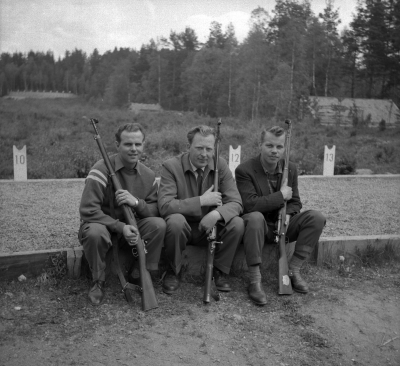 Korpskytte
Från vänster Sven Persson Enar Carlsson Evert Axelsson  ( Grythultarn )

Uppgiftslämnare Lars Birgersson Målilla

Dok.101130/KG