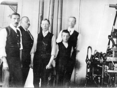 Vimmerby Tidning vid Storgatan i början på seklet 1900-1910   1) Johansson  2) Axel Möller Faktor  3) Axel Hackel  4) Knut Sjöqvist  5) Möllers svåger           