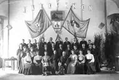 Brödrakärlek NTO. 1. Karlgren, Högebro  4. Simon Magnusson  13. Axel Lindström  16. Gustaf Svensson  17. Oskar Johansson, sadelmakare 18. Albert Borgstrand 20. Oskar Svanberg, sadelmakare  27 Fru Johanson, sadelmakare  29. Elin Borgstrand, fru  33.   Märta Niklasson. 