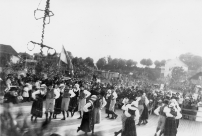 Lantbruksutställningen vid Samskolan Vimmerby första danslag i farten. F.d. Bomans handelsträdgård.