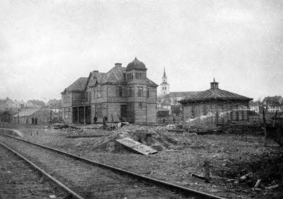 Järnvägsstation före invigningen 1902,  se huset till vänster om stationshuset,  användes till stationshus under tiden första stationshuset som byggdes 1878 flyttades och påbyggdes en våning 1901-1902. 