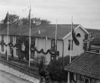 Borgmästare Otto Gustafs Wahlbergs gård vid kungabesöket 1902. Storgatan döptes då om till Oscar II:s gata, men heter numera Storgatan igen. T.E.