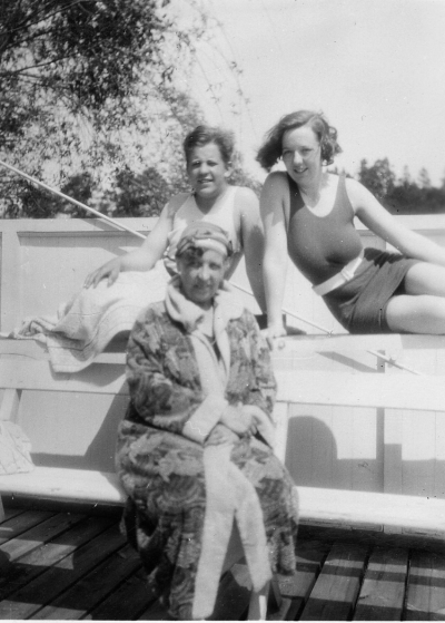 Fru Halling med dotter och son

Dok.090703/SJ