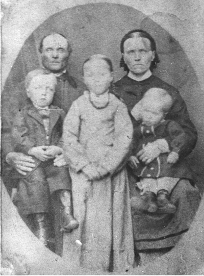 "Jon på Malmen" Jonas Pettersson född 13 november 1823  Rumskulla,  hustru Maja Stina Johanesdotter född 4 juli1820,  barnen från vänster,  Peter Johan född 29 maj 1847, Kristina Margareta född 29 april 1853 och Samuel August född 2mars 1856.