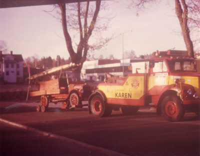 Evy Nicanders dokumentation: Fordbrandbilen bogseras till brandstationen för iordningställande.