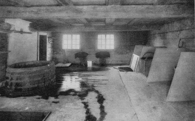 Östermans (född 1850)  garveri. Arbetsstyrkan torde i regel ha varit fyra man, mästaren, två gesäller och en lärpojke. Stundom fick även gårdsdrängen hjälpa till. Garveriet låg i Vimmerby vid Storgatan med adressnummer 2 och gårdsnummer Södra kv: nr. 20.  Den breda inkörsporten till gården flankerades av två gulmålade trähus, till höger boningshuset, till vänster läderboden. Boningshuset  härrör troligen från skräddare Hultgrens tid, men övervåningen påbyggdes av garvare Fagerholm kort före 1820. De inre har två gånger förändrats och ett trapphus tillbyggts åt gårdssidan.       Forts. text bild 2724.