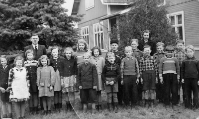 Kortet, taget 1946, visar eleverna (klass 1-7) vid Ventzelholms skola med skolhuset i bakgrunden. Ventzelholm ligger ca 6 km NO om Rumskulla.

Från vänster:
1.	Margareta Karlsson  (syster till Bo Karlsson)
2.	Maj Samuelsson
3.	Barbro Rydvall f.1932 (dotter till läraren Rydvall)
4.	Läraren Erik Gunnar Andreas Rydvall f. 1900
5.	Solvig Karlsson  (syster till Birgit Karlsson)
6.	Gerdvor Strömsten  (syster till Yngve Strömsten)
7.	Salme Vesik
8.	Birgit Karlsson  (syster till Solvig Karlsson)
9.	Bo Karlsson  (bror till Margareta Karlsson)
10.	Laila Eriksson
11.	Yngve Strömsten  (bror till Gerdvor Strömsten)
12.	John                       (efternamn okänt)
13.	Bengt Bursjöö
14.	Ivan Karlsson  (bror till Erik Karlsson)
15.	Sivert Karlsson  (bror till Ingemar Karlsson)
16.	Lärarinnan Linnea Thorslund
17.	Erik Karlsson  (bror till Ivan Karlsson)
18.	Bertil Pettersson
19.	Ingemar Karlsson  (bror till Sivert Karlsson)
20.	Roger Eriksson

Flickornas efternamn är det efternamn de hade när kortet togs.

Uppgiftslämnare Bengt Bursjöö
