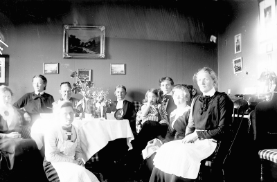 Damen framför bordet är Hedvig Forsell
Från vänster: Ingrid Forsell, Sigrid Tisell, Beda Forsell, Sigrid Enell, Greta Gröndahl, Anna Tisell, Anna Johansson, Göta Tisell
Fotot är från Solliden