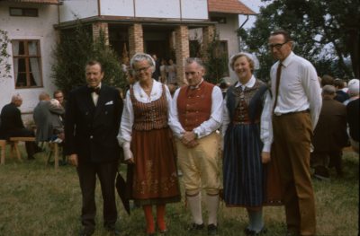 Södra Vi
Festligheter i Kåreda på vägen mellan Älö och Ålhult. Karl-Erik Svensson till höger

090401/KG