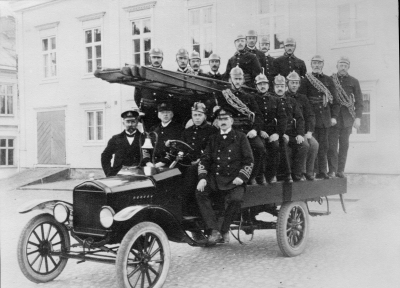 Vimmerby Brandkår. 1 K.W. Jönsson, Charkuterist, 2 Gustaf Hultin, Fabriksarbetare, 3 Napoleon Karlsson, Skomakare,  4 Karl Fransson, Träarbetare,   5 Oscar Svenberg, Sadelmakare, 6 Einar Lindblom, Trädgårdsmästare, 7 Oskar Johansson, Sadelmakare, 8 Karl Lindblom, Trädgårdsmästare, 9 A.L. Thorén, Smed, 10 Johan Adolfsson, Skinnhandlare och garveriarbetare, 11 Axel Lindström, Vaktmästare på Samrealskolan, 12 Martin Dahlin, Plåtslagare, 13 Albert Borgstrand, skomakare, 14 Josef Wenström, Kopparslagare, 15 Oskar Venström, Kopparslagare, 16 Ludvig Pålson, Guldsmed, Brandchef, 17 Ivar Wettermark, Plåtslagare, 18 Axel Almér, Plåtslagare Vice Brandchef.  T.E.