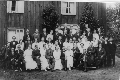 1. Robert Karlson Skillingarum 2. Konstan Gustafson Kvilla 3. Karin Dunge Åbro 4. ?  5. ValfridKarlson Hamra 6. Ernst Karlson Solnebo 7. Albin Karlson Hamra 8. Gustafson Kvilla 9. Olga Gustaf Kvilla 10. Elmer Svenson Sonehult 11. Estrid Gustafson. Hamra ( hade plats här ) 12. Gustaf i Ulriksdal 13. Kalle Lang i Hamra  som hade plats här 14. Gerda i Wallåkra 15. Axel i Gebo 16. Adele i Wallåkra 17. Erik i Gunnarsmåla 18. Emrik i Smedstorpet 19. Bruno Svensson Vimmerby 20. Emrik Johansson Smedstorpet 21. Valborg i 22. Axel Dunge Åbro 23. Greta Dunge Åbro 24. Emy i Hästmossehult 25. Ingrid i Sonehult 26. Axel Janson Älåkra 27. Ada Peterson 28. Ingjar Wetermark 29. Josef i Solnebo 30. Signe i Kvilla 31. Elsa i Solnehult 32. Singne i Solnebo 33. Arvid i Smedstorpet. Johanson 34. Ernst Gustafson 35. Carl Agust i Hamra 36. Valfrid Karlsson Hamra 37. Arvid Hallberg 38. Kalle i Walåkra 39. Ameli Nilson 40. Erik Hallberg 41. Elvira Karlson 42. Axel Karlson 43. Helga Nilson 44. Axel Gustafson 45. Albin Wettermark 46. Gustaf Nilsson Hamra Lantbrukare 47. Elsa Widen 48. Erik Skill var i anställld här. 49. Edvin i Solnebo 50. Fritz Hallberg Vimmerby  Vi hade ungdomsbjudning här i Hamra 1920.     