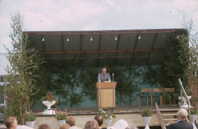 Scen talare publik

090409/KG