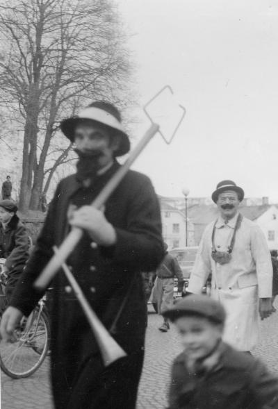 Vimmerby Brandkår 50 år. Mannen i vit rock Yngve Leander.