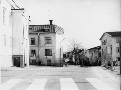 Stångågatan 1974.  
Gottfrid Peterssons affär och Borgstrands cafe och bageri  rivs.
Baksidan av rådhuset till vänster 