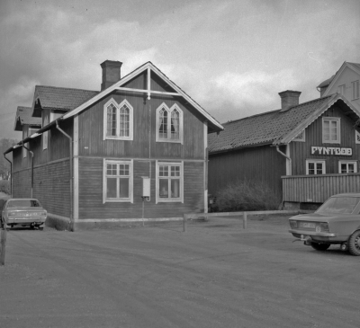 Sevedegatan

Grönsiskan 3, Sevedegatan 25 uthusbyggnad till Sevedegatan 25 I denna byggnad var tidigare bageri sedan Tapetserareverkstad innehavare Lagerström 15-2-1974. T.E

Dok.110218/KG

