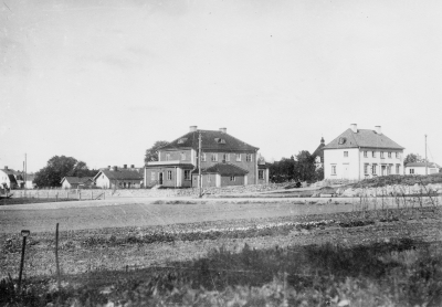 I Castenhus bodde (han byggde också huset) doktor Castenfors som var provisialläkare i Vimmerby från 1930-talet till 50-talet. Nuvarande ägare  Dir Per Dunge, korsningen Kungsgatan-Ringvägen. Det vita huset till höger "Klettorp" Ringvägen 24, Brantemos hus, byggdes till landsfiskal Klette 1929. Arkitekten var Ragnar Östberg, Stockholm