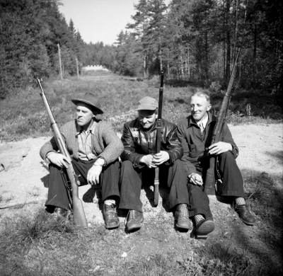 Korpskytte
I mitten Inge Gustavsson Djursdala
Längst till höger Gunnar Andersson Skenninge kvarn Frödinge

Uppgiftslämnare Gullvi Andersson Vimmerby

Dok.101130/KG