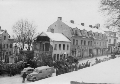 Dödsolycka vid husrivning Storgatan Läderfabriks-(1951)Direktör Erik Karlberg byggde sedan det stora huset i hörnet av Storgatan och Stångågatan. T.E.