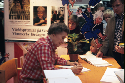 Astrid Lindgren signerar böcker