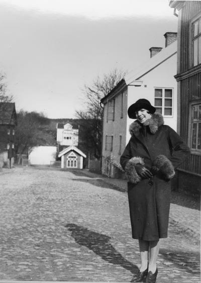 Fru Elsa Enström (Stockholm), född Nilsson (slaktare Nilsson). Det lilla huset längst ner i backen en kägelbana. Bakom dett lilla hus, ses det stora vita boningshuset i Rosehills  Handelsträdgård, ägt av Nils Boman.