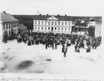 Fotot tagit före 1899, det året brann "Magkrampen" huset till höger om stadshotellet.1902 byggdes nytt hus på den tomten, vilket revs 1980 då Stadshotellet byggdes till och var färdigt 1981.   T.E.
