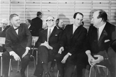 Idrottshallens invigning, från vänster 1. Prosten [---], Rumskulla 2. Stig Alemyr, rektor Vimmerby 3. Pettersson, länsskolinspektör, Kalmar. 4. ?  5. Yngve Larsson, lantbrukare Hästmossehult.  6. Tor Johansson, kommunalråd Hultsfred.  