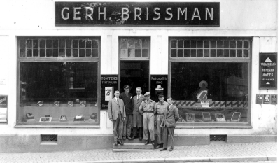 Gerhard Brissmans affär, Storgatan
Från vänster: Gerhard Brissman, Erik Liljeblad taxichaufför, Norman Södra Vi, Aldor Rosell, Bengt Liljeblad, Torsten Johansson