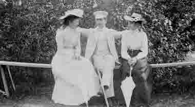 Från vänster  1. ?  2. Otto Vahlberg Vimmerby, 3. Edith Vestberg Vimmerby gift Holmberg Stockholm.  